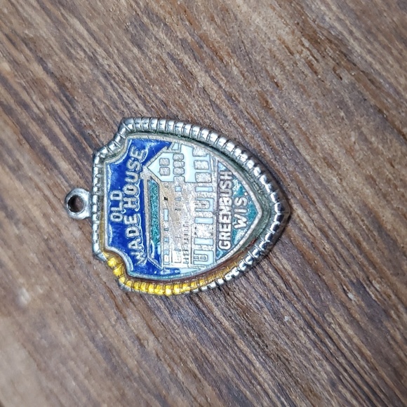 Old wade house shield crest pendant antique‎ - Picture 1 of 2
